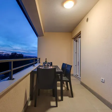 Apartamento Geraeumige Mit Zwei Schlafzimmern In *