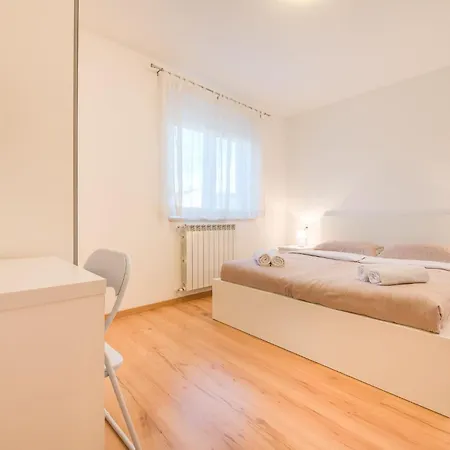 Apartment Geraeumige Mit Zwei Schlafzimmern In Pula