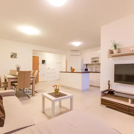 Apartment Geraeumige Mit Zwei Schlafzimmern In