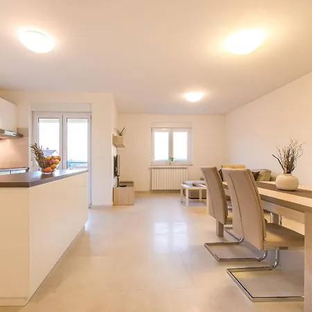 Geraeumige Mit Zwei Schlafzimmern In Apartment