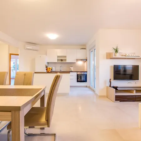 Geraeumige Mit Zwei Schlafzimmern In Apartment Pula
