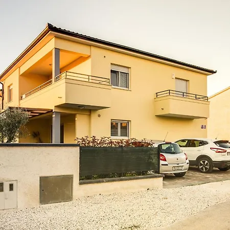 Apartment Geraeumige Mit Zwei Schlafzimmern In Pula
